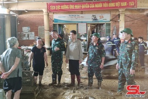 Tập trung hỗ trợ người dân xã Sông Mã khắc phục hậu quả mưa lũ