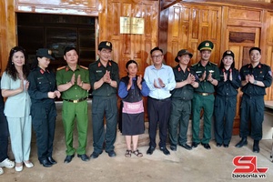 'Bàn giao 6 nhà Đại đoàn kết cho hộ nghèo xã Lóng Phiêng