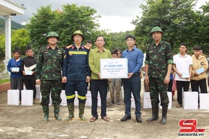 Đồng chí Phó Chủ tịch UBND tỉnh kiểm tra thiệt hại thiên tai tại xã Sông Mã