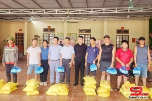 'Tặng quà hỗ trợ các gia đình bị thiệt hại do mưa lũ tại xã Mường Lầm
