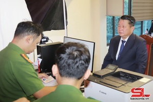Công an Sơn La đồng loạt tổ chức cao điểm thu nhận hồ sơ cấp đổi thẻ đảng viên