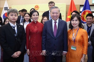Tổng Bí thư Tô Lâm gặp gỡ cán bộ, nhân viên Đại sứ quán và cộng đồng người Việt Nam tại Hàn Quốc