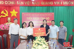 'Tiếp nhận ủng hộ khắc phục hậu quả thiên tai của Trung ương Hội Khuyến học Việt Nam và Hội Khuyến học tỉnh.