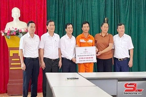 'Công ty Điện lực Sơn La hỗ trợ CBCNV khắc phục hậu quả mưa lũ