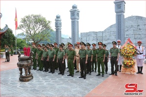 Công an tỉnh Sơn La dâng hương Đền thờ Bác Hồ, viếng Nghĩa trang Liệt sĩ Nhà tù Sơn La