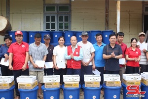 'Hội Chữ thập đỏ tỉnh Sơn La trao 100 suất quà hỗ trợ người dân bị thiệt hại do mưa lũ
