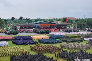 'Nét đẹp kiên cường trong mưa của lực lượng tổng hợp luyện diễu binh, diễu hành