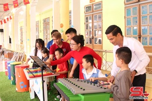 'Bàn giao công trình tài trợ “sân chơi âm nhạc cho trẻ em khuyết tật”