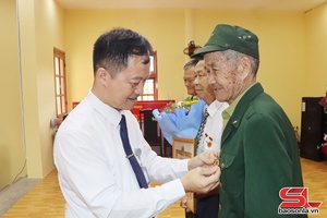 'Chiềng Mung có 18 đảng viên được trao tặng Huy hiệu Đảng đợt 2/9