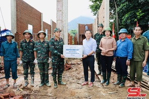 Chủ tịch UBND tỉnh kiểm tra tiến độ xây dựng nhà ở cho nhân dân vùng thiên tai
