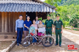 'Trao tặng 8 xe đạp cho học sinh có hoàn cảnh khó khăn xã Chiềng Sơn 