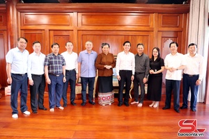 Đồng chí Bí thư Tỉnh ủy thăm, tặng quà các đồng chí nguyên lãnh đạo Trung ương và tỉnh 
