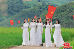'Rực rỡ sắc cờ trên cánh đồng bản Suối Lìn