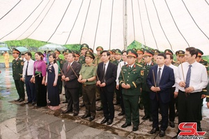 Các đồng chí lãnh đạo tỉnh dâng hoa, dâng hương Đền thờ Bác Hồ và các Anh hùng liệt sĩ Nhà tù Sơn La
