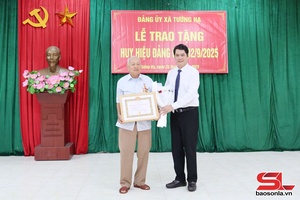 Đồng chí Chủ tịch Ủy ban MTTQ Việt Nam tỉnh trao Huy hiệu Đảng tại xã Tường Hạ