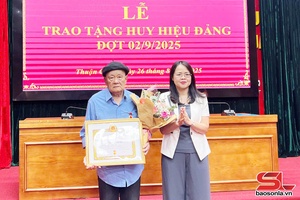 Đồng chí Trưởng ban Tuyên giáo và Dân vận Tỉnh ủy trao Huy hiệu Đảng đợt 2/9