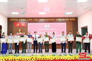 'Các địa phương trao Huy hiệu Đảng đợt 2/9