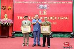 Đồng chí Phó Chủ tịch HĐND tỉnh trao Huy hiệu Đảng tại xã Bắc Yên