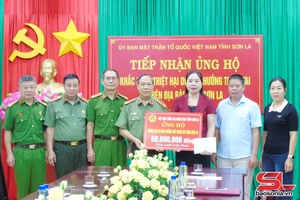 'Hội Cựu Công an nhân dân tỉnh Sơn La và Công ty cổ phần Thủy điện Nậm Chiến ủng hộ khắc phục hậu quả thiên tai