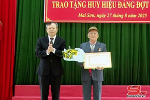 Đồng chí Chủ tịch HĐND tỉnh trao Huy hiệu Đảng tại xã Mai Sơn và Phiêng Pằn