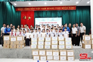 Nhà xuất bản Cánh Diều trao tặng 12.883 cuốn sách giáo khoa cho học sinh