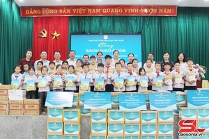 'Trao tặng gần 19.000 cuốn sách giáo khoa cho học sinh bị ảnh hưởng mưa lũ vùng Sông Mã 