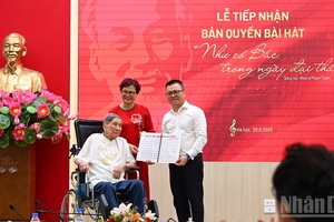 'Nhạc sĩ Phạm Tuyên trao tặng ca khúc “Như có Bác trong ngày đại thắng” cho Báo Nhân Dân