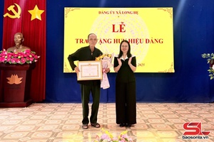Đồng chí Trưởng ban Tuyên giáo và Dân vận Tỉnh ủy trao Huy hiệu Đảng tại các xã Long Hẹ và Nậm Lầu