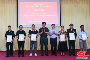'Bộ CHQS tỉnh trao quyết định, giấy chứng nhận và thẻ thương binh