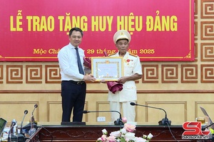 Đồng chí Chủ tịch UBND tỉnh trao huy hiệu đảng tại phường Mộc Châu