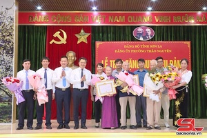 Đồng chí Chủ tịch UBND tỉnh trao Huy hiệu Đảng cho các đảng viên phường Thảo Nguyên