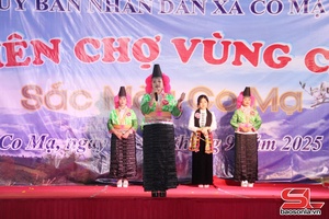'Thi trình diễn trang phục dân tộc tại Phiên chợ vùng cao Co Mạ