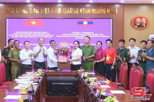 'Đoàn đại biểu huyện Mường Son thăm, chúc mừng xã Sốp Cộp 