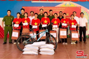 'Phòng Kỹ thuật hình sự Công an tỉnh tặng quà học sinh nhân dịp khai giảng năm học 2025-2026