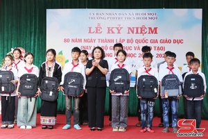 Đồng chí Phó Chủ tịch Thường trực UBND tỉnh dự lễ khai giảng tại Trường Phổ thông dân tộc bán trú THCS Huổi Một