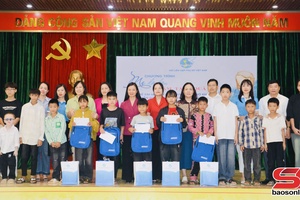 'Đoàn công tác của Trung ương Hội LHPN Việt Nam trao quà cho trẻ mồ côi trên địa bàn tỉnh