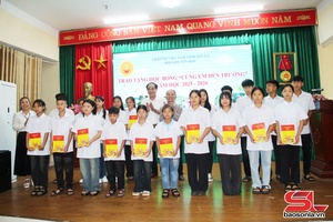 'Tiếp sức cho trò nghèo đến trường