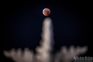 Chiêm ngưỡng siêu "trăng máu" hiếm có giữa bầu trời Hà Nội