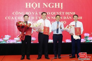     UBND tỉnh công bố các quyết định về công tác cán bộ