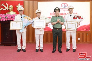 'Đồng chí Giám đốc Công an tỉnh trao tặng Huy hiệu Đảng cho các đảng viên