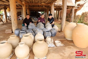 Lưu giữ nghề làm gốm Mường Chanh
