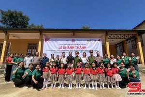 'Khánh thành và bàn giao công trình sửa chữa điểm trường, công trình nước sạch 