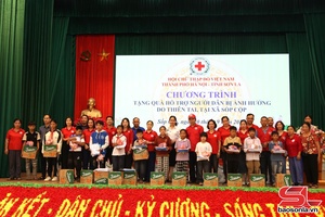 'Tặng quà hỗ trợ các hộ dân xã Mường Lạn, Sốp Cộp bị ảnh hưởng do thiên tai 