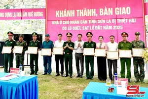 Khánh thành, bàn giao nhà ở cho nhân dân bị thiệt hại do lũ quét, sạt lở đất