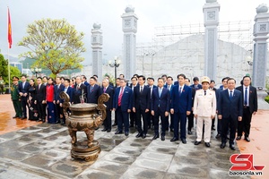Đoàn đại biểu dự Đại hội đại biểu Đảng bộ tỉnh dâng hương tưởng nhớ Chủ tịch Hồ Chí Minh và các Anh hùng liệt sĩ