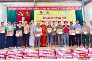 Chương trình thăm và tặng quà tại xã Mường Lầm