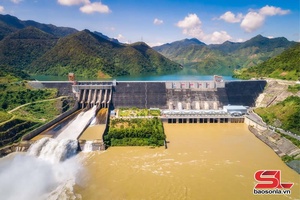 'Thủy điện Sơn La mở một cửa xả đáy