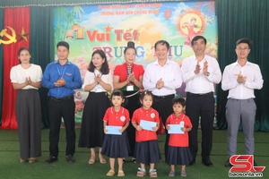 'Xã Chiềng Mung tặng quà cho học sinh có hoàn cảnh khó khăn
