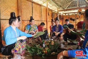 'Tái hiện trích đoạn nghi lễ Lễ Mừng cơm mới (Kin Khẩu hó) của dân tộc Lào