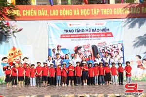 'Trao tặng 210 mũ bảo hiểm cho học sinh lớp 1 Trường tiểu học Chiềng Lề năm học 2025-2026